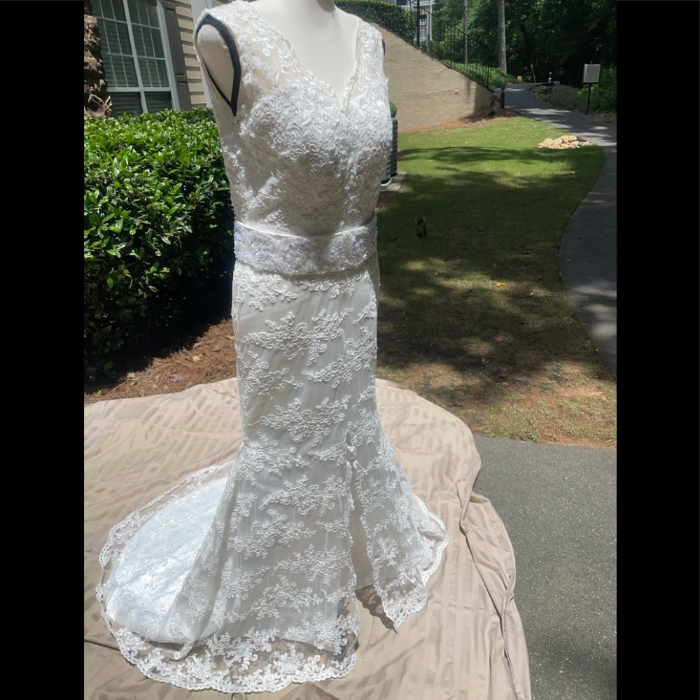 😱 BRAND NEW/unworn Custom made Wedding Dress with hand beaded removable sash.